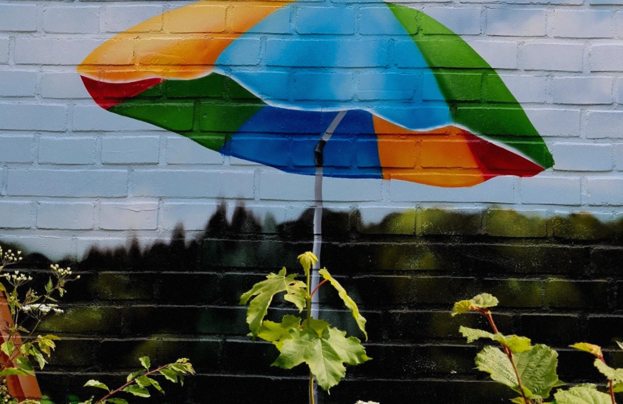 Schilder van Lachvibe werkt een binnenmuur bij met een roller